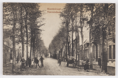 18230 Gezicht in de Hoofdstraat te Veenendaal.